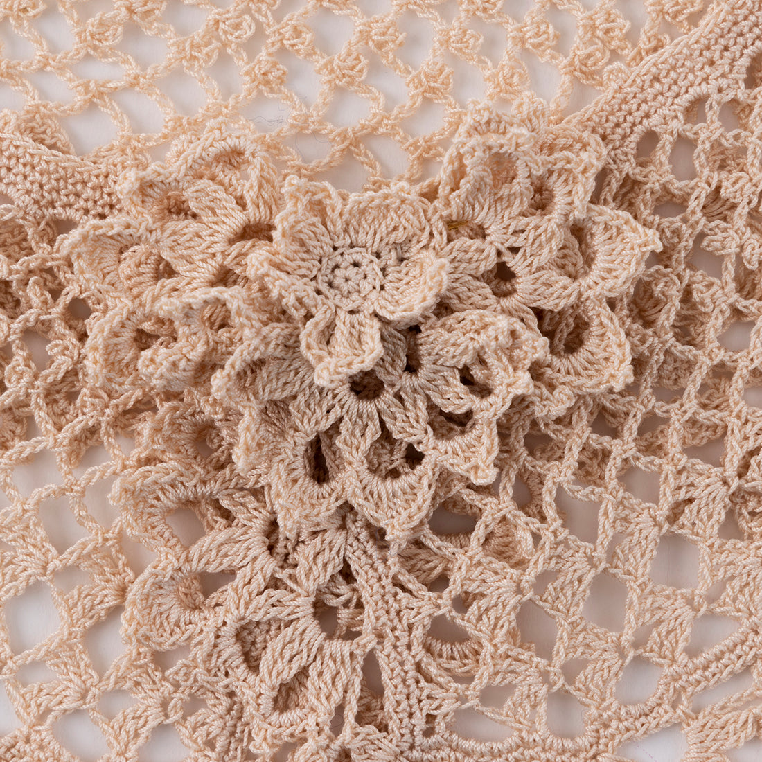 Pattern for knitting a round shawl with a corsage