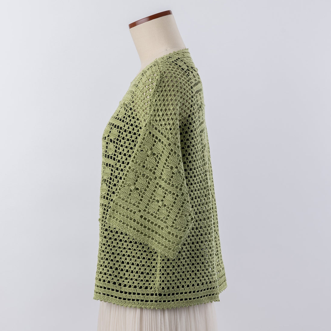 Pattern for a small flower pattern pullover