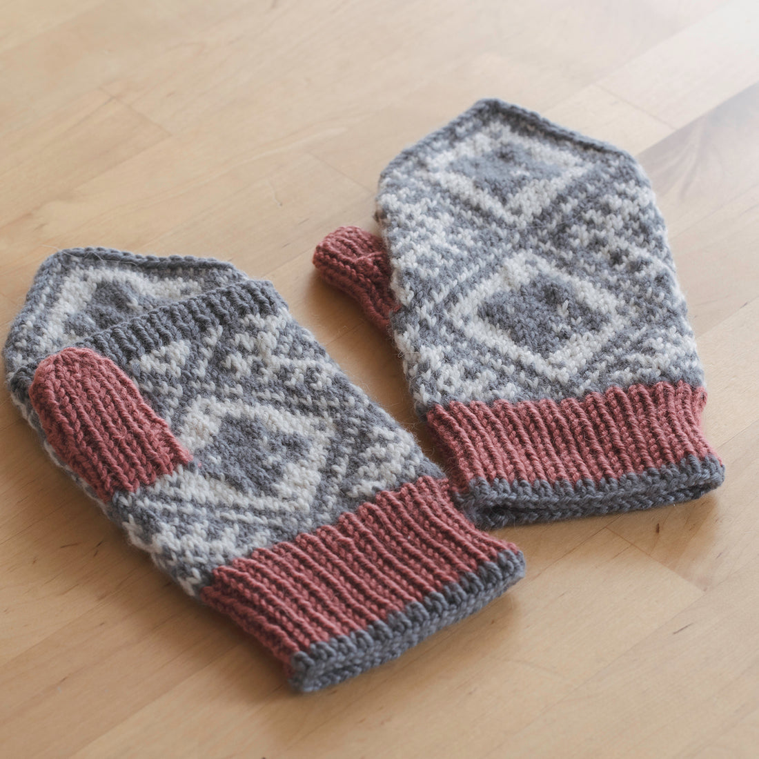 Traditional mitten knitting pattern
