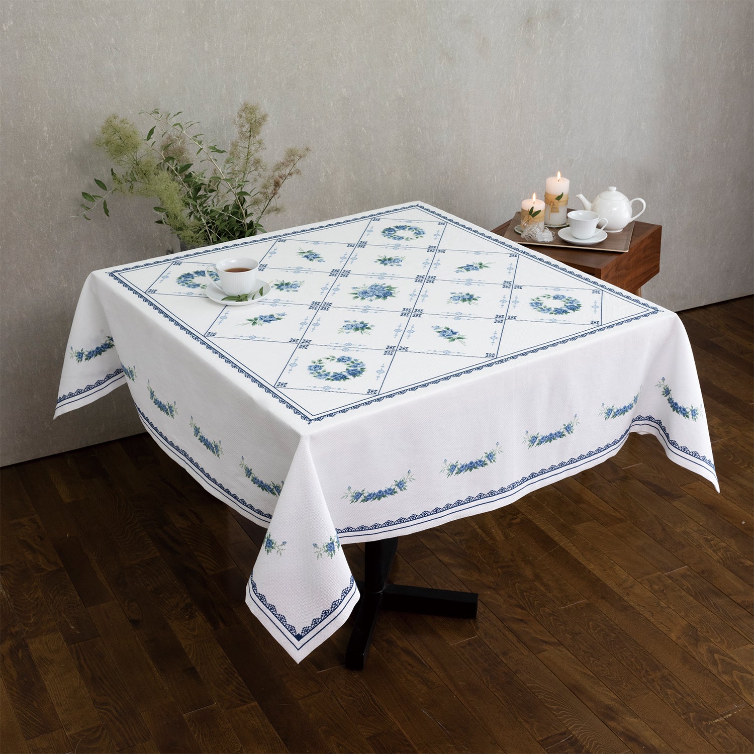オノエ・メグミ クロスステッチキット ブルーローズモチーフのテーブル