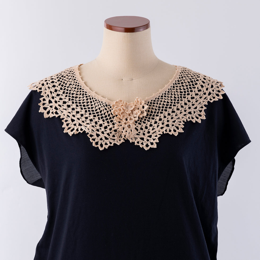 Pattern for knitting a round shawl with a corsage